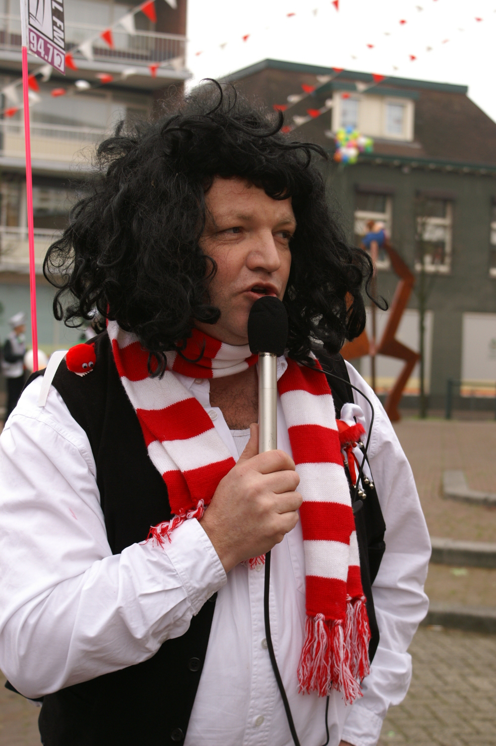 Gerrit tijdens een live optreden in 't centrum van Zillewold