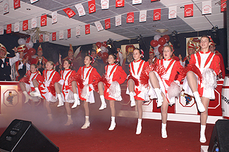 De M.M.M. girls tijdens de pronkzitting van 2007