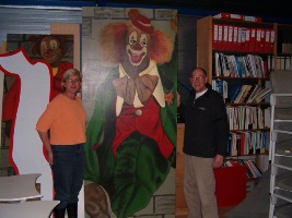 Tonny en Willem bij een prachtig geschilderde Metworst clown