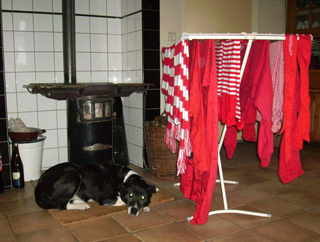 Gerrit pakt zijn normale werkzaamheden als weerboer weer op en heeft inmiddels de rood-witte kleren aan de wasdraad hangen.