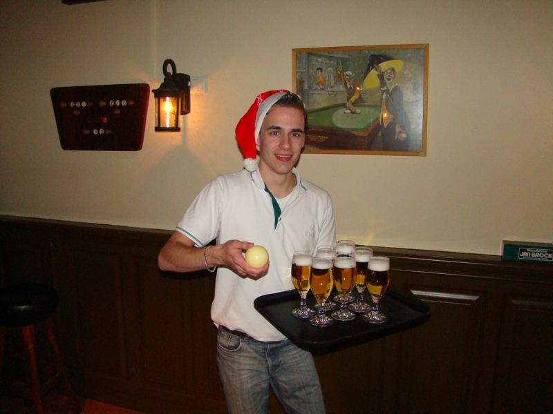 Barman Tim al helemaal in kerstsfeer met muts en ballen...