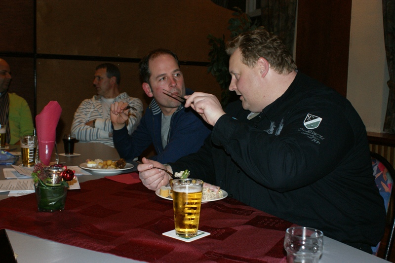 Commissieleden Jurgen en Peter laten zich het buffet goed smaken...